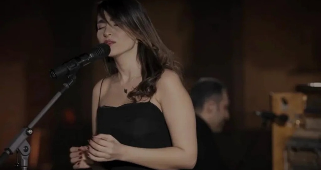İran'da Başörtüsüz Konser Veren Şarkıcı Parastoo Ahmadi'nin Kırbaç Cezası Onandı