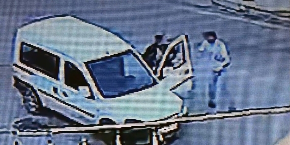 Adana’da Yol Kesip Araç Gasbeden Şüpheli Kaza Yapınca Yakalandı ve Tutuklandı